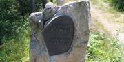 Bilde av en gravstein.
"Heddeland gravfelt fra jernalderen år 0-1000 E.KR"