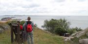 Lysløypa på Spangereid, 2 stykker som ser utover havet