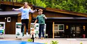 Barn som hopper på hoppepute utenfor villakssenteret