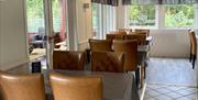 Bilde av sitteplasser inne i restauranten