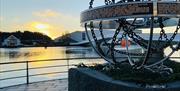 Krigsseilermonumentet i Mandal, med Buen kulturhus og elva i bakgrunnen