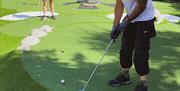 to menn som spiller golf