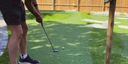 man som spiller golf