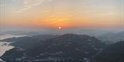 Solnedgang fra utsiktpunktet. Vann og fjell