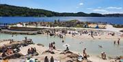 Løkholmen strand og rekreationsområde med mange badende