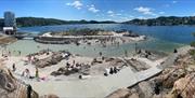 Løkholmen strand med mange badende