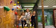 Barn som løper i lekeland