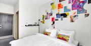 hotellvegg med streetart forestllende forskjellige former i mange farger.