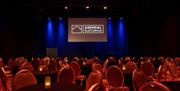 teatersal Lille Torungen med runde bord og lys i Arendal kulturhus
