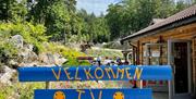 "Velkommen til parken" skilt utenfor inngangen til Lindland Gård