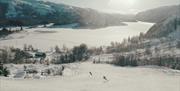 Skifører med fjellen som font , ljoslandskisenter, vinter