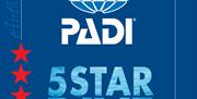 Logo Five Star Dive Center med blå jordklode øverst med  rød dykker midtpå kloden og fem røde stjerner