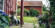 bebyggelse på Lundberg planteskole med rød gammel låve og hvilebenk
