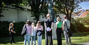 En guide fra mandal museum viser noe til fire andre personer