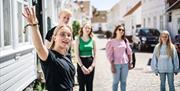 En guide fra mandal museum viser noe til fire andre personer