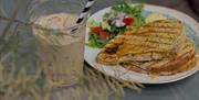 Sandwitch og en iskaffe
