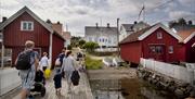 besøkende går i land på Pellebrygga på Merdø.