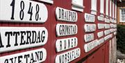 Navnebua med gamle skipsnavn på veggen