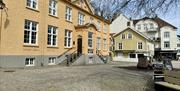 Fasade til butikken Olivias Hus på torvet i gågata i Mandal