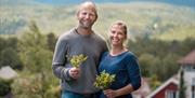 Pernille og Gunnar med blåbær i hånda