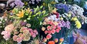 Bilde av blomster inne i en blomsterbutikk