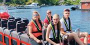 Nærbilde av en familie på RIB tur