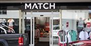 Utenfor klesbutikken Match