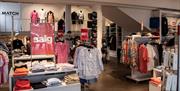 Inne i klesbutikken Match