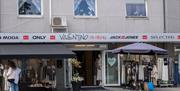 Utenfor Valentino, klesbutikk