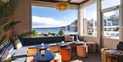 Roald Dahl Bar – oppkalt etter den verdenskjente forfatteren som var fast gjest på Strand Hotel Fevik i mer enn 30 år, med nydelig utsikt over havet.