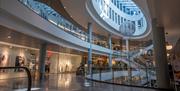 Interiørbilde av Sandens shoppingsenter