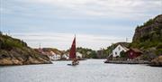 skjærgård med seilbåt