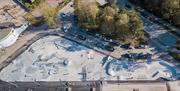 Dronebilde over betongparken.