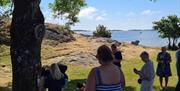 Folk ute i naturen ved siden av stolpen