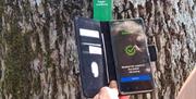 Bilde av en person som scanner koden på stolpen med mobiltelefonen sin