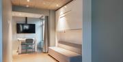 studio i hotell arendal med spisebord og tv på veggen