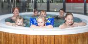 Familie i badestamp Kvinabadet
