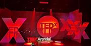 TEDxArendal scene belysning og utforming i rødt