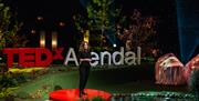 foredragsholder på talerstolen under TEDx Arendal