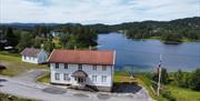 Tingstova med bygdetunet