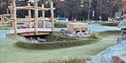 Minigolfbanen på Topcamp Sjøsanden, med en bro bygd i tre, som man må gå over underveis i banen