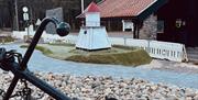Topcamp sin minigolfbane, med et anker i front og "Bestemor" fyr i bakgrunnen, som er det siste hullet i banen