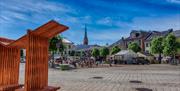 Torvet i Arendal med sitteplass i forgrunnen
