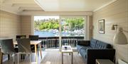 stue med sofa og spisebord og utsikt til sjøen