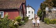 brosteinslagte smug i arendals gamle bydel Tyholmen