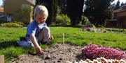 Gutt med blomster