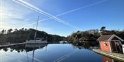 Utsikt fra brygga på Tregde Ferie i nydelig solskinn