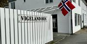 Fasade Vigeland hus, med det norske flagg på stangen