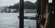 To damer som koser seg med noe godt i glasset i badstubåten Pysen