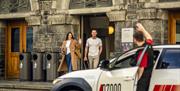 to mennesker foran taxi